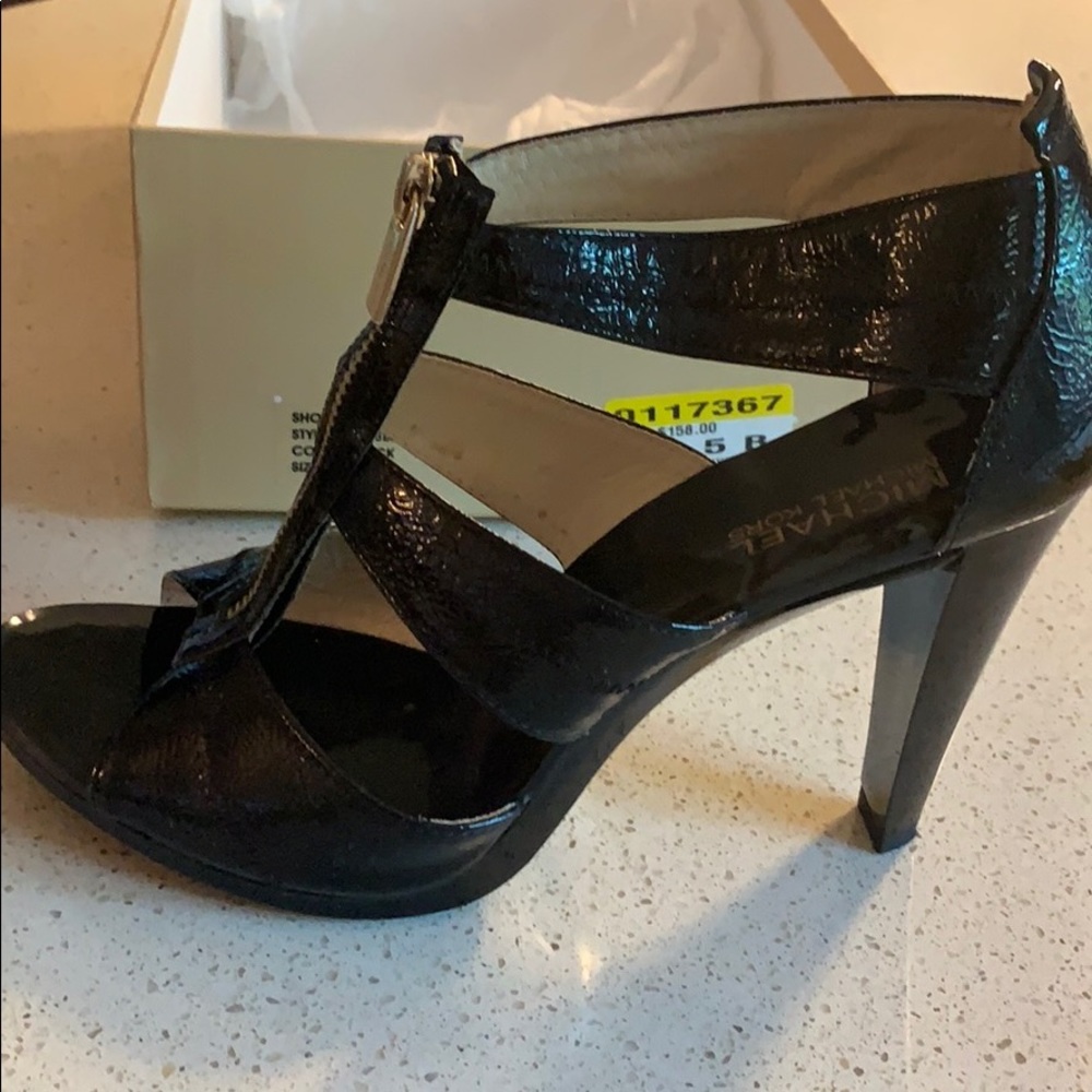 Micheal Kors Berkeley T strap size 8.5